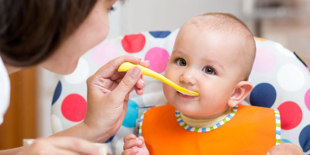 غذای کمکی را از چند ماهگی شروع کنیم؟